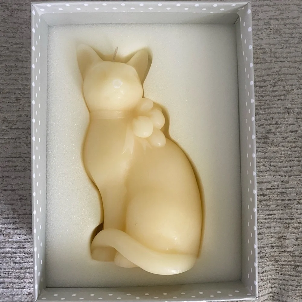 Beauté Ladureé cat scented candle